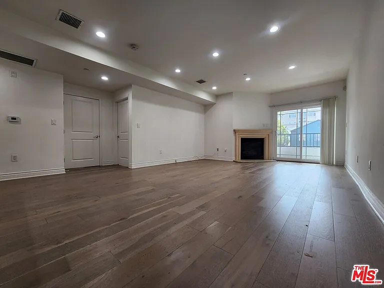 147 S Doheny Dr — Photo 14
