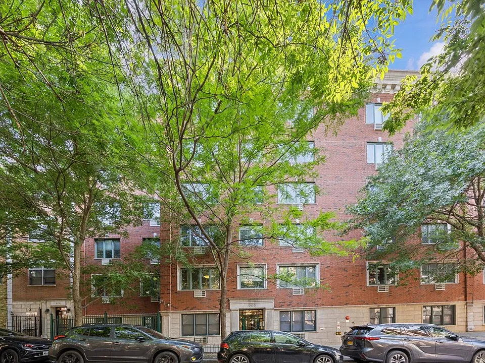 598 President St #1C