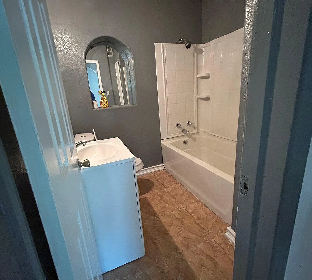 6 bed, 2400 sqft, $2,399 — Photo 3
