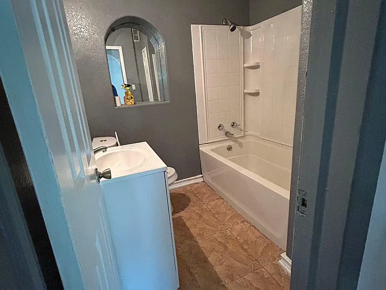 706 Thalia Dr — Photo 3