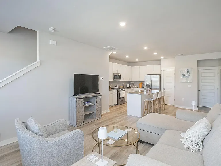 517 Swanholme Dr — Photo 12