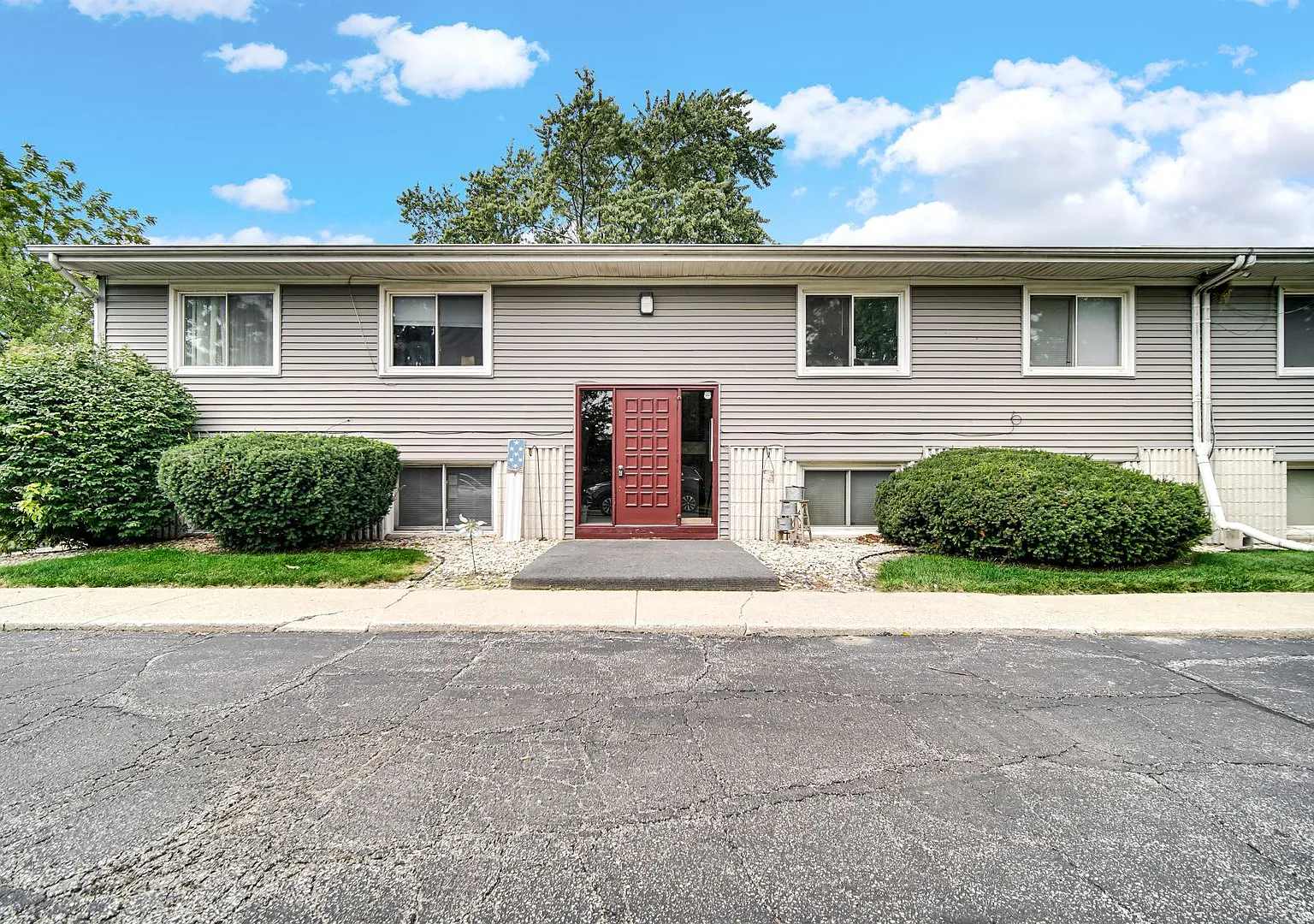 323 W Walnut St — Photo 2
