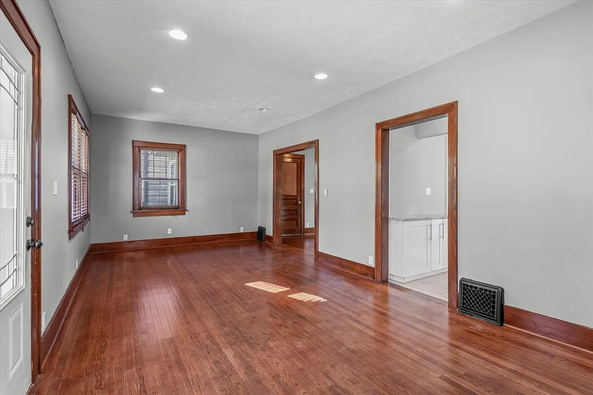 4715 Chicago St — Photo 4