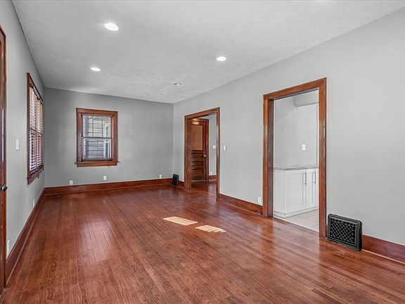 4th image of 4715 Chicago St