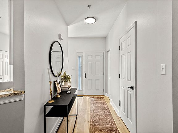 3rd image of 903 Royal Ct