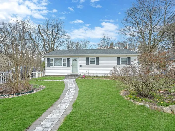1674 N Gardiner Drive, Bay Shore, NY 11706