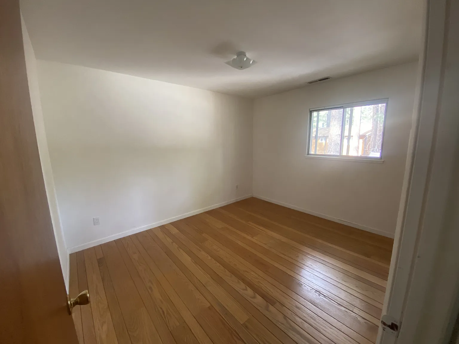 5 bed, 2524 sqft, $1,120 — Photo 2