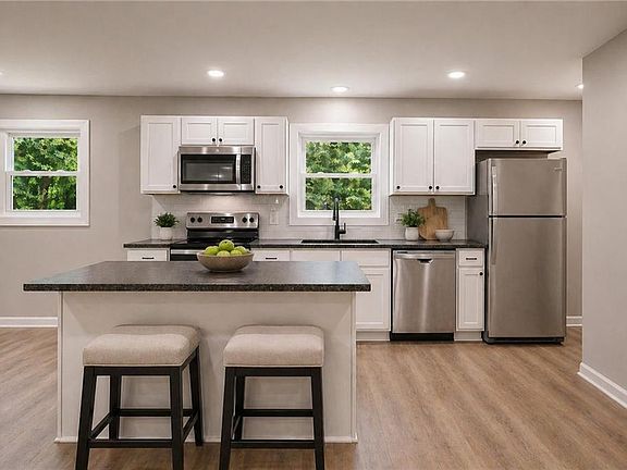 4th image of 1016 Sapphire St