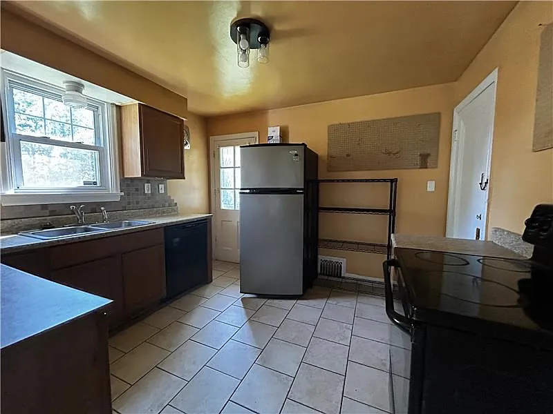 3 bed, $1,300 — Photo 3