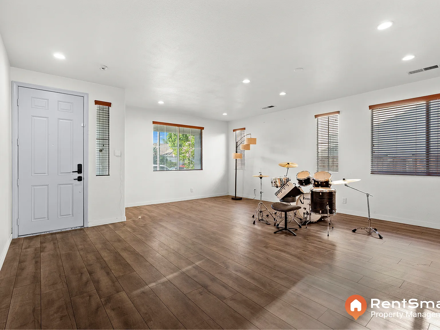 4 bed, 2294 sqft, $3,800 — Photo 2