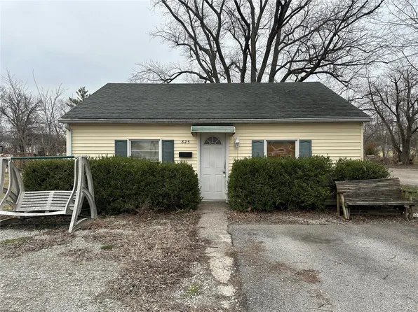 825 N High St, Carlinville, IL 62626