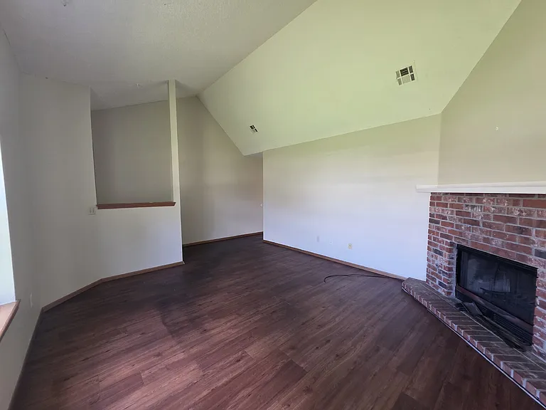 2430 W Gum St — Photo 3