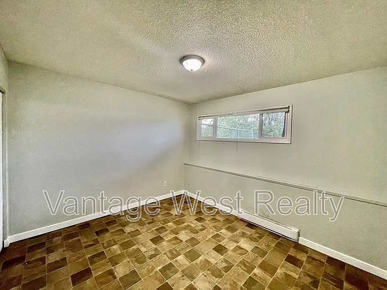 404 Hein Rd — Photo 17