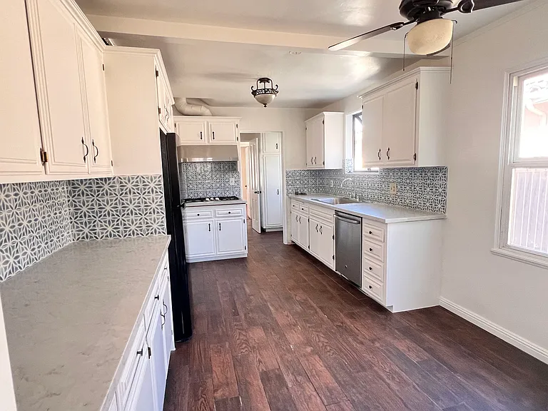 324 N Story Pl — Photo 15