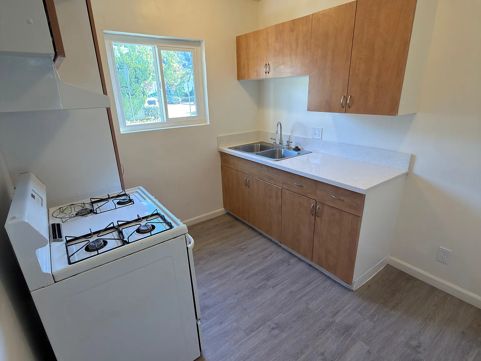 915 E Palmer Ave — Photo 2