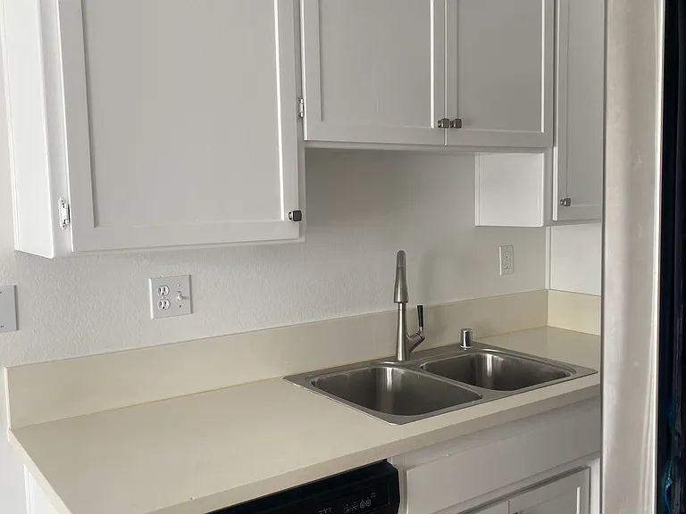 930 Venice Blvd #209 — Photo 8