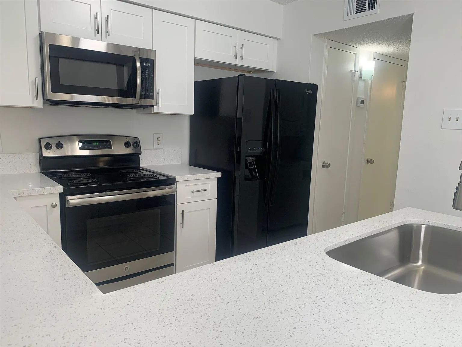 3 bed, 2.0 bath, 1275 sqft, $1,800 — Photo 4