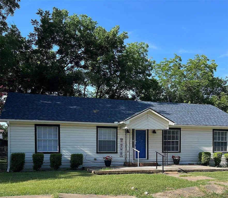 3 bed, 2.0 bath, 1456 sqft, $1,495 — Photo 1