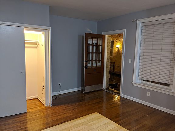 2nd image of 115 E St SE #B1