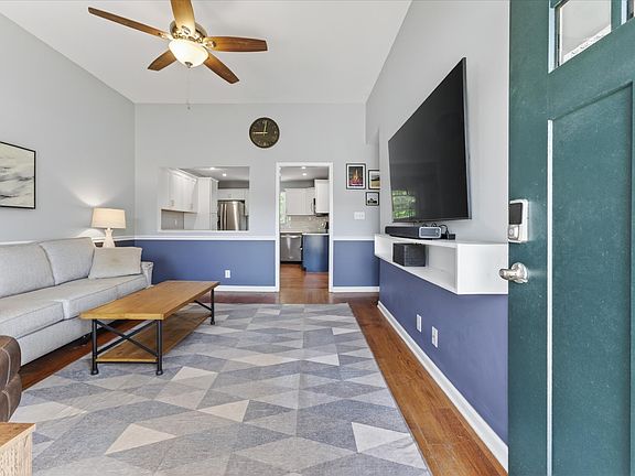 5th image of 340 Maple Park Dr