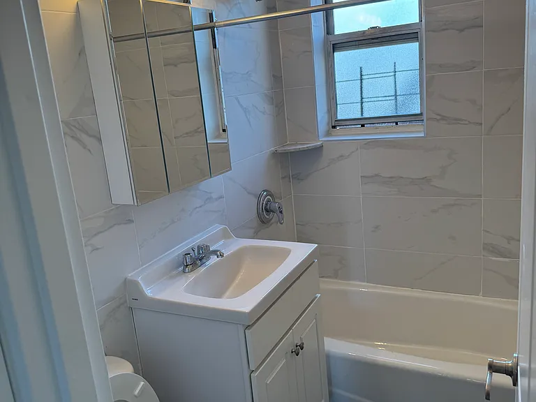 2070 20th Ln #4G — Photo 6
