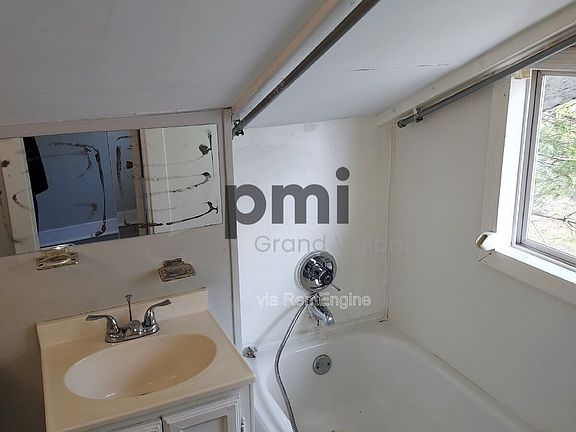 4th image of 1920 E Wood St