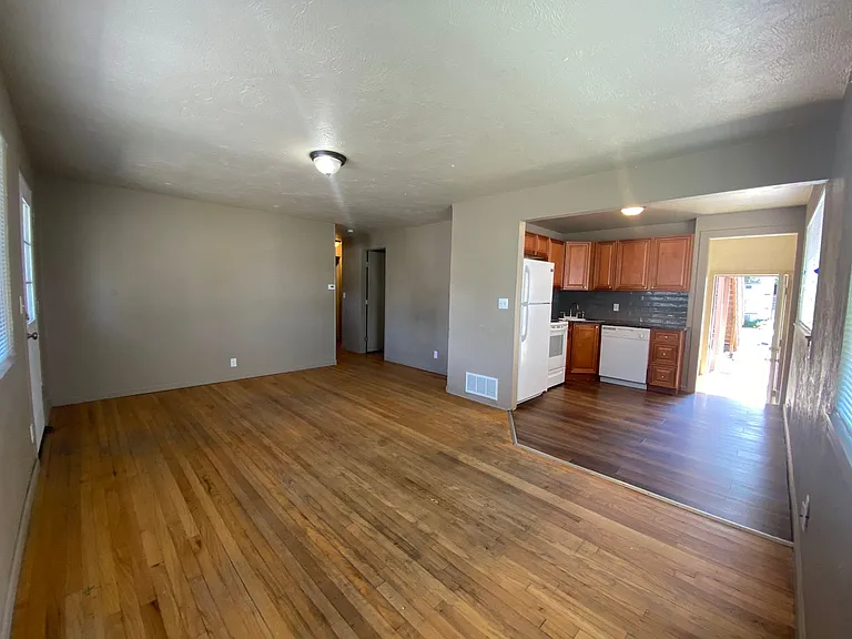 5 bedroom, 2 bath House-Cheney! Right on campus!! — Photo 2