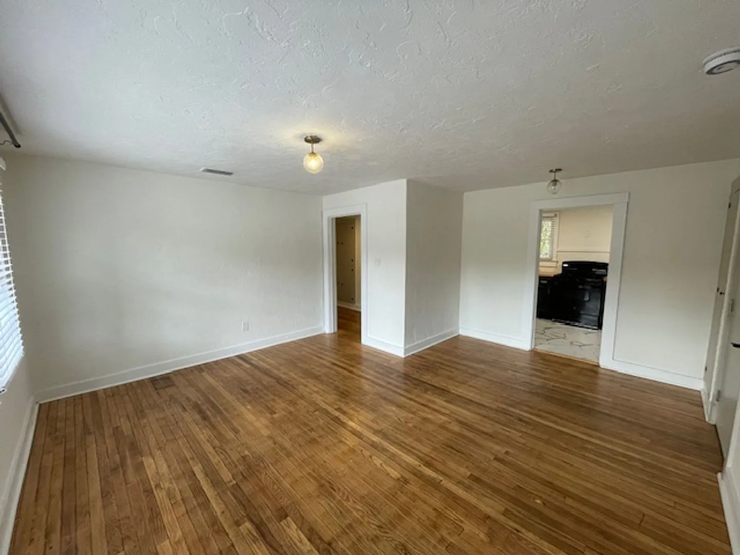 Recently Renovated 2 Bedroom Apartment in Duckpond — Photo 2
