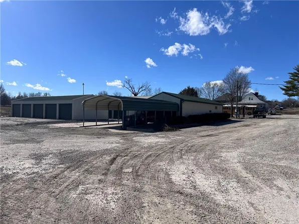 1602 Country Club Dr, Pleasant Hill, MO 64080