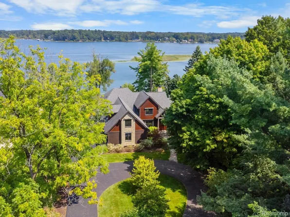 3915 Highcrest Dr, Brighton, MI 48116