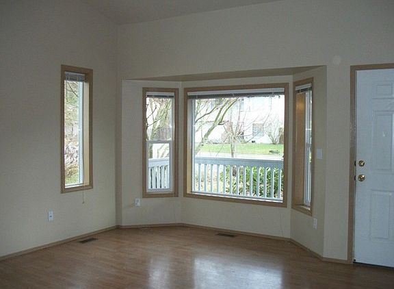 3rd image of 132 Baumgartner Pl N