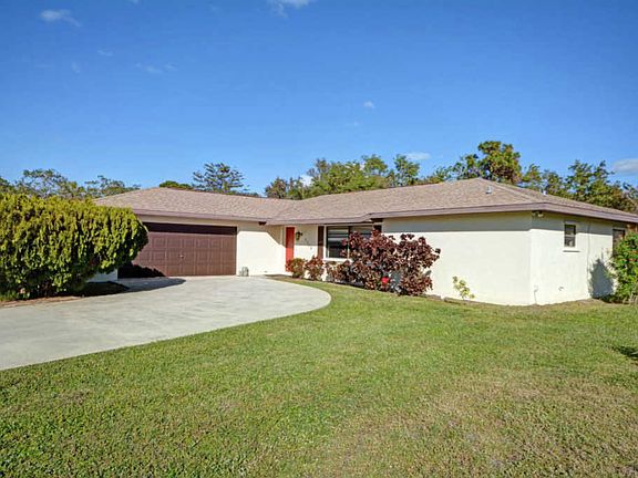 3rd image of 2821 NE Yorkshire Ln