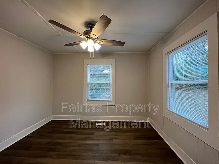 215 Temple Ave — Photo 9