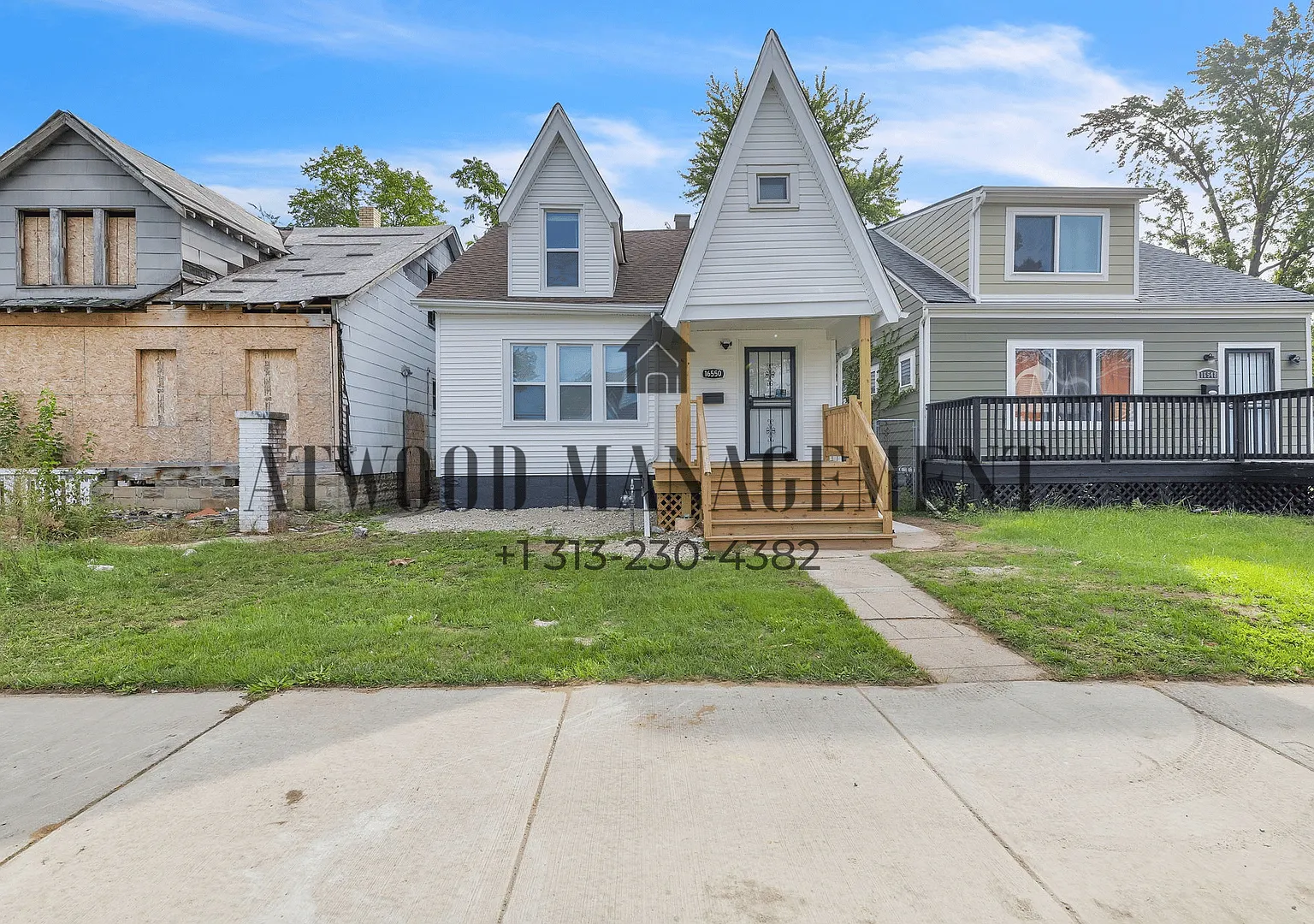 This beautifully updated 3-bedroom, 1.5-bath single-family home is ready for move-in! — Photo 1