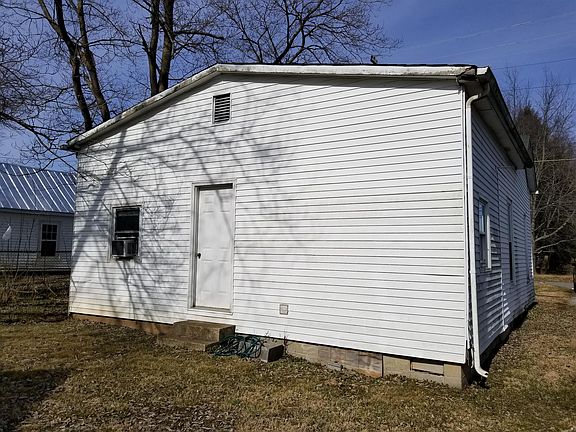3rd image of 402 College St