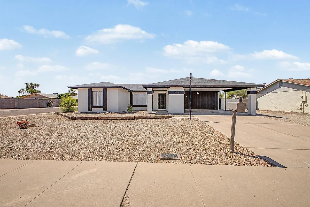 Building Photo - 935 W Santa Cruz Dr