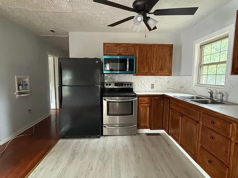 1733 Holly Dr — Photo 5