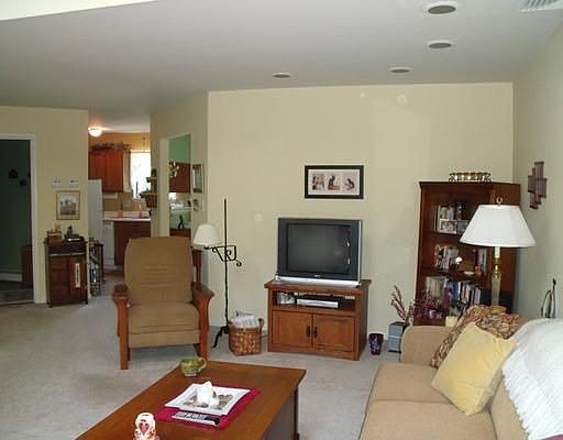 4th image of 533 Barberry Ln
