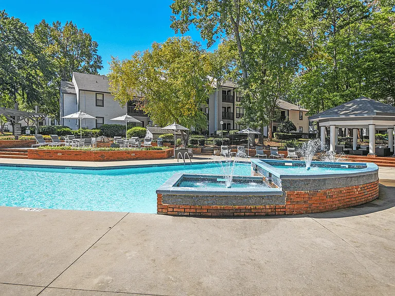 Paces Pointe Apartment Homes — Photo 9