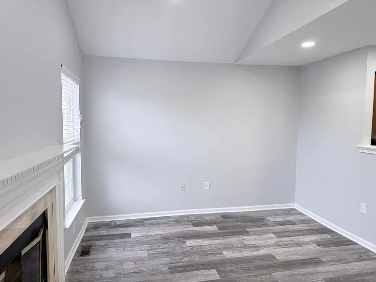 921 Bentley Ct — Photo 10