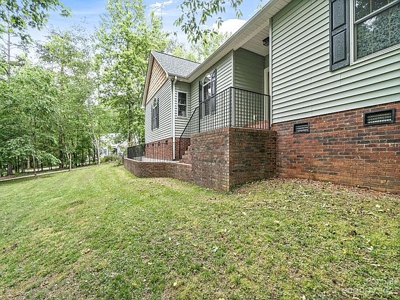 3rd image of 1062 Walter Dr