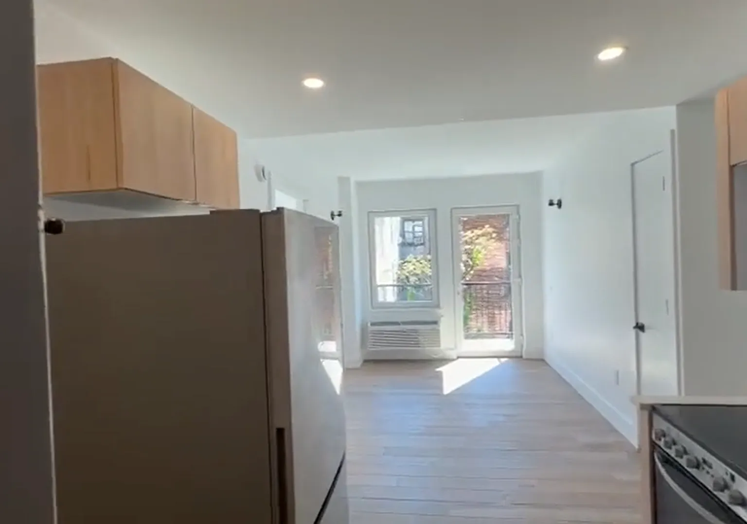 3 bed, 900 sqft, $3,373 — Photo 2