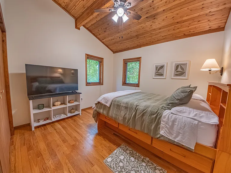 Guest bedroom with double bed and twin trundle.