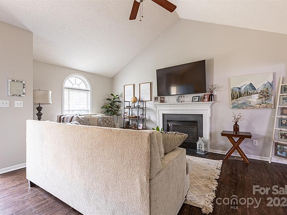 5th image of 104 Antelope Dr