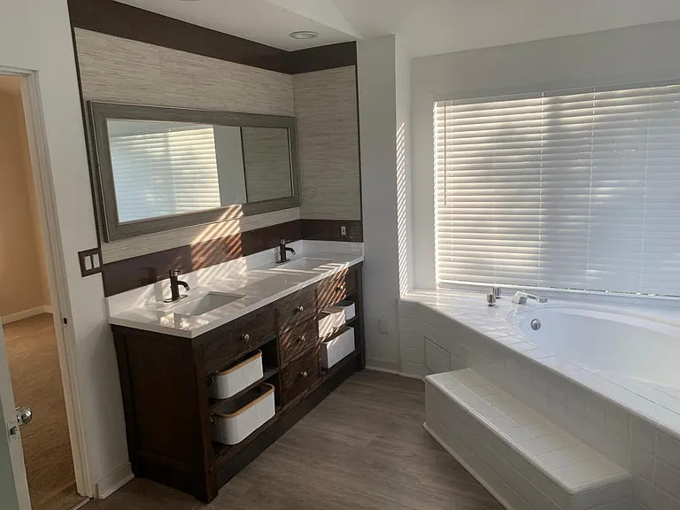 Master bath double vanities and deep tub