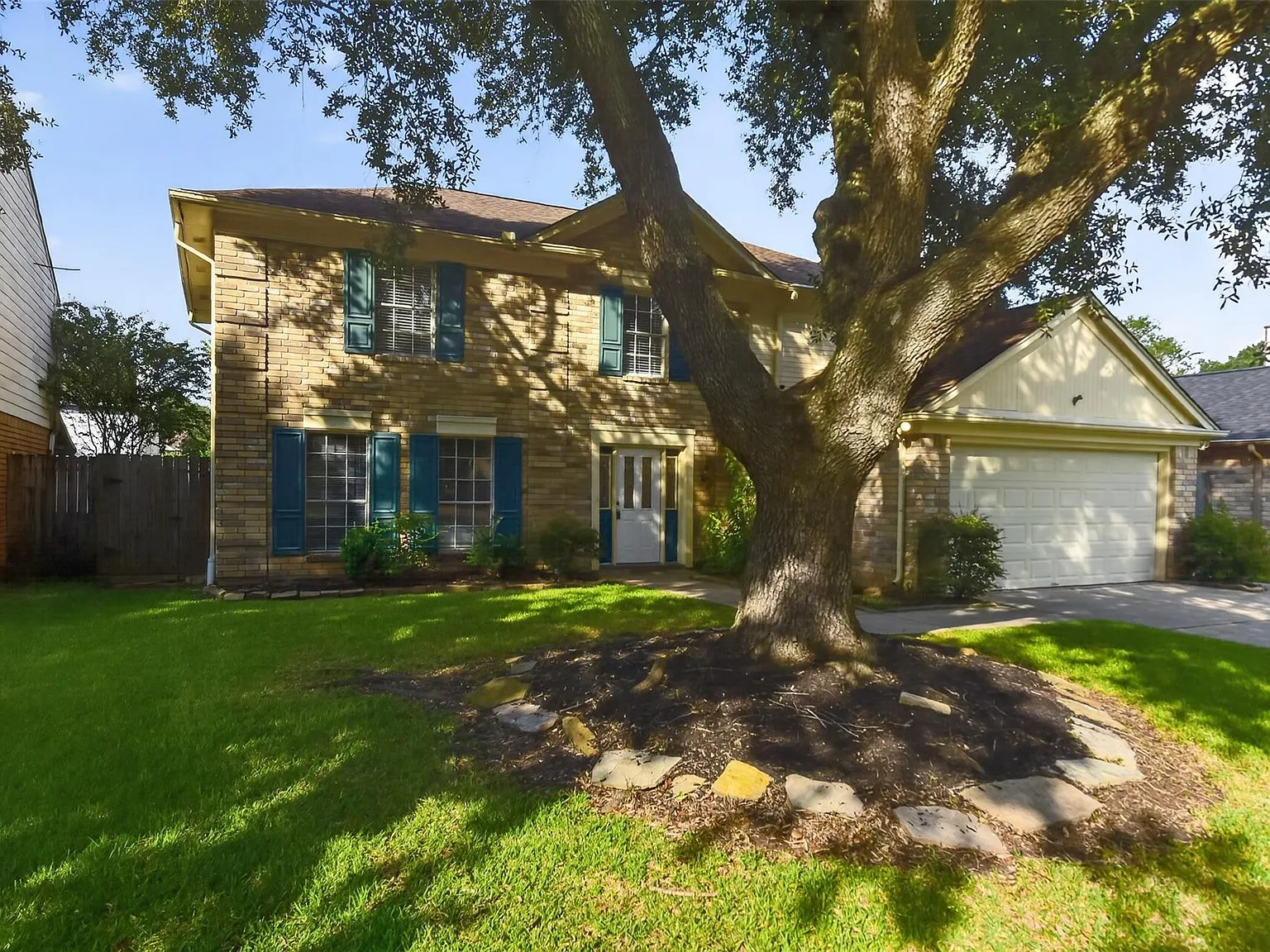 4 bed, 2.5 bath, 2376 sqft, $2,200 — Photo 2