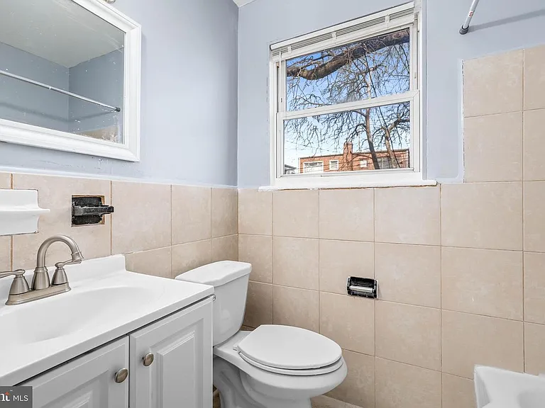 Upper Level Full Bathroom.
