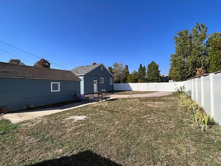 324 E 100 N — Photo 45