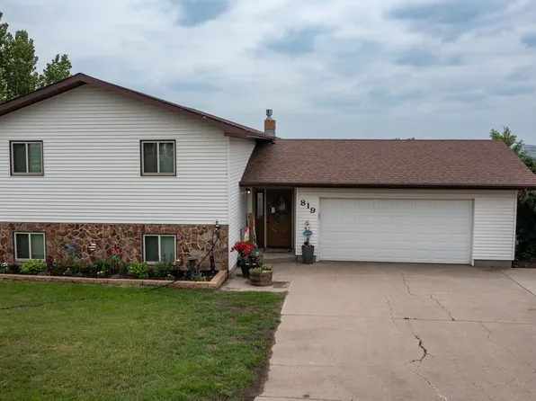 819 1st St NW, Beulah, ND 58523