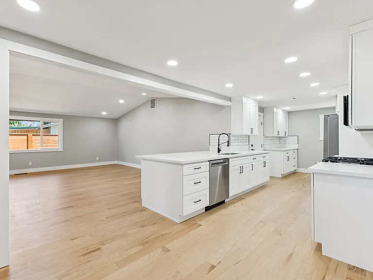 1079 Westwood Dr — Photo 2